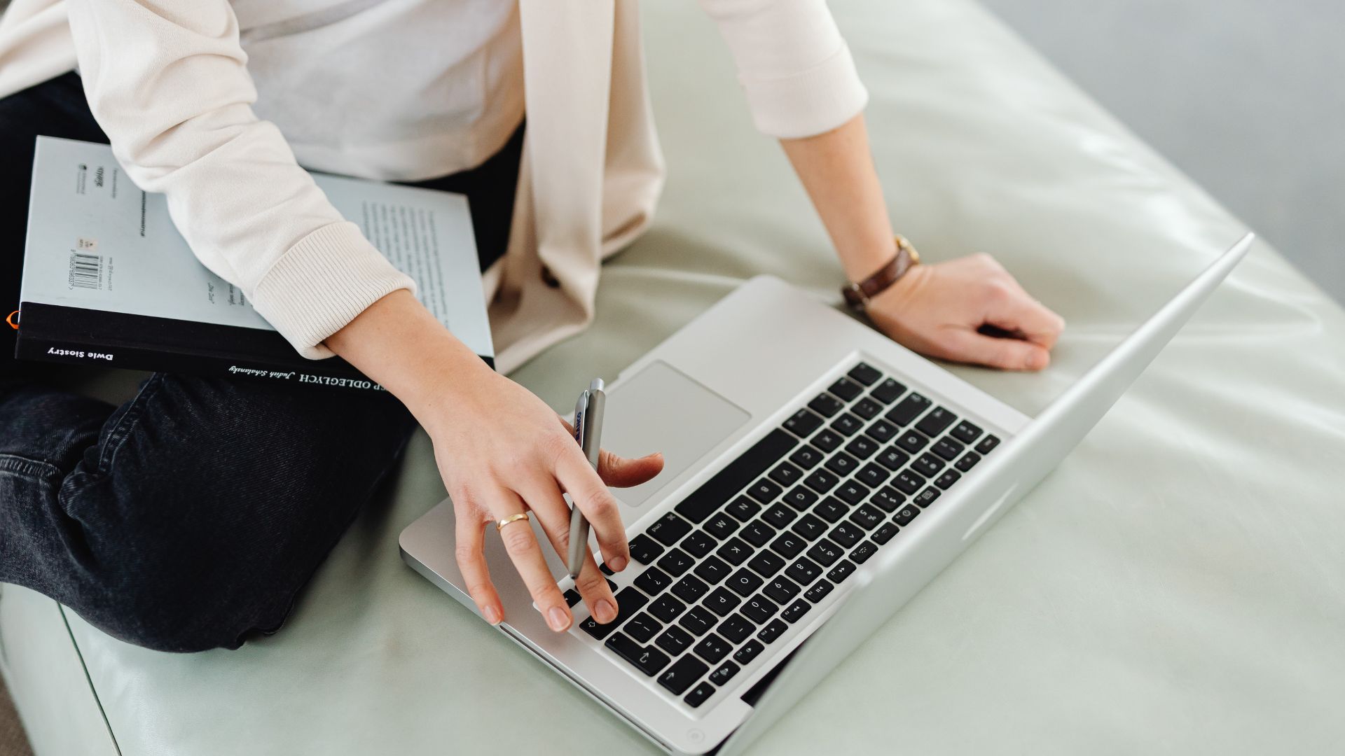Kobieta pracująca przy laptopie
