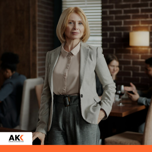 Dojrzała kobieta w środowisku biznesowym, symbolizująca doświadczenie w obszarze podatków międzynarodowych.