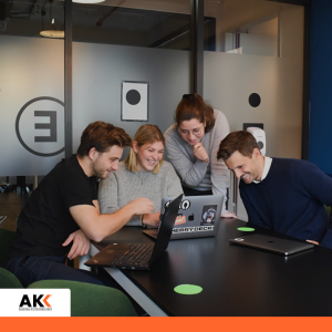 Zespół analizujący dane na laptopie, symbolizujący rozwój kompetencji finansowych i pracę z danymi.