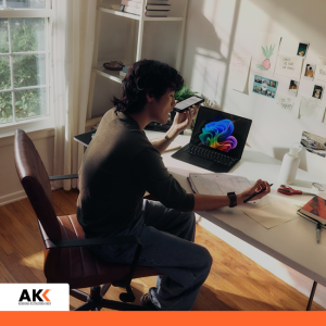 Osoba pracująca przy biurku z laptopem i notatkami, ucząca się podstaw księgowości.