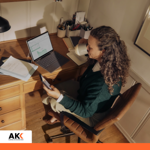 Osoba pracująca przy komputerze i komunikująca się online, symbolizująca nowoczesne zarządzanie i wdrażanie strategii ESG.