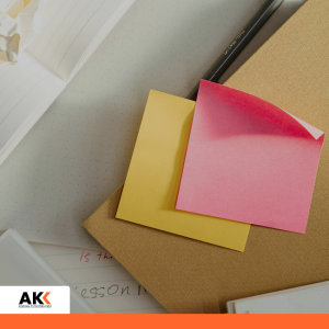 Notatki, dokumenty i przybory biurowe na biurku, symbolizujące przygotowanie do zamknięcia roku podatkowego.