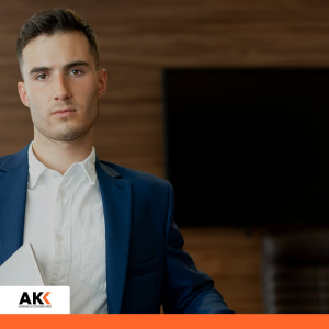 Młody profesjonalista z dokumentami, symbolizujący analizę i zamknięcie ksiąg rachunkowych.