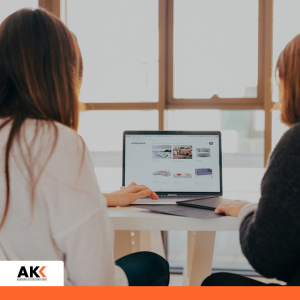 Dwie osoby pracujące przy laptopie, analizujące dane w systemie, symbolizujące pracę w Excelu i chmurze.