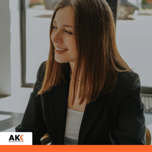 Kobieta pracująca przy komputerze, symbolizująca wykorzystanie nowych technologii w HR.