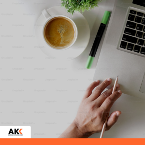 Planowanie pracy w notesie przy laptopie i kawie, symbolizujące analizę danych i organizację pracy.