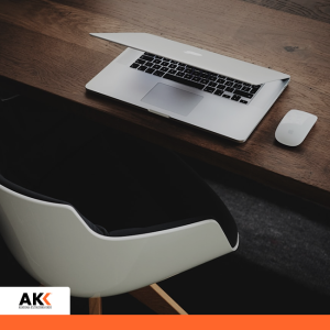 Ręka przy laptopie i filiżance kawy, symbolizująca zaawansowaną pracę z danymi i narzędziami cyfrowymi.