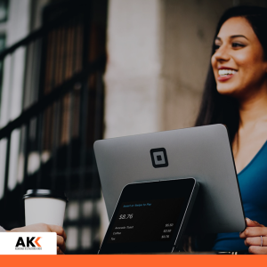 Kobieta korzystająca z nowoczesnego systemu sprzedażowego na tablecie, symbolizująca wykorzystanie technologii i AI w zarządzaniu.