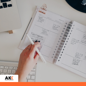 Planowanie zadań w kalendarzu i notatniku przy komputerze, symbolizujące organizację i controlling.