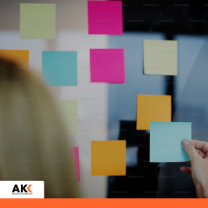 Kolorowe karteczki na tablicy, symbolizujące analizę zmian w przepisach podatkowych i planowanie działań.