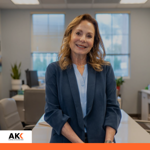 Doświadczona specjalistka z dokumentami, symbolizująca analizę finansową i zarządzanie danymi.