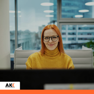 Kobieta pracująca przy komputerze w biurze, symbolizująca wykorzystanie sztucznej inteligencji w analizie danych finansowych.