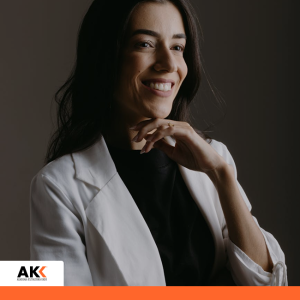 Uśmiechnięta kobieta w stroju biznesowym, symbolizująca analizę i interpretację danych finansowych.