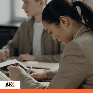 Księgowa analizująca dane finansowe do wyliczenia podatku odroczonego – Akademia Kształcenia Kadr.