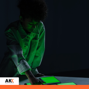 Młody specjalista analizujący nowoczesne technologie w kadrach i płacach – Akademia Kształcenia Kadr.