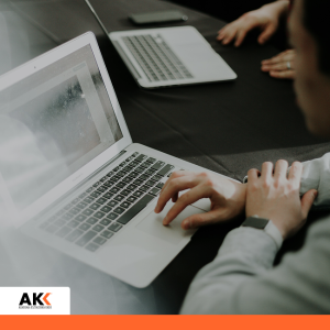 Analityk finansowy przygotowujący raport Cash Flow przy użyciu narzędzi cyfrowych – Akademia Kształcenia Kadr.