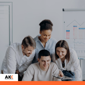 Zespół ekspertów finansowych analizujący złożone raporty podatkowe – Akademia Kształcenia Kadr.