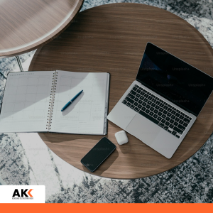 Laptop z kalendarzem, notatnikiem i telefonem na biurku, symbolizujący przygotowanie do zmian systemowych w podatkach.