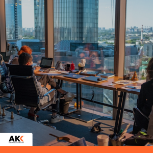 Nowoczesne biuro z widokiem na miasto, symbolizujące rozwój wiedzy podatkowej i pracę analityczną.