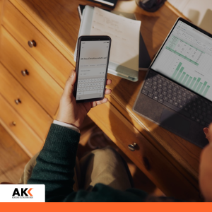 Osoba pracująca przy laptopie i analizująca dane finansowe, symbolizująca zaawansowaną rachunkowość.