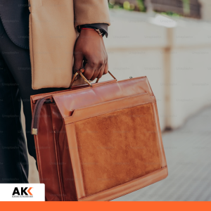 Osoba trzymająca teczkę biznesową – szkolenie Podatek VAT Podstawy i Praktyka