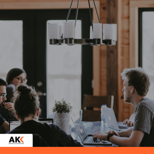 Zespół pracowników pracujący przy laptopach przy wspólnym stole – szkolenie Zarządzanie działem HR