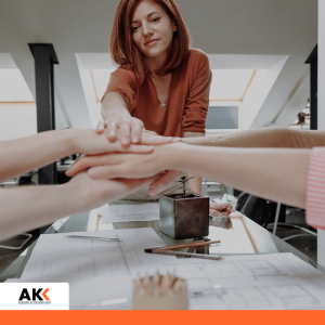 Zespół pracowników łączy dłonie w geście współpracy – szkolenie przeciwdziałanie mobbingowi i dyskryminacji Tomaszów Lubelski