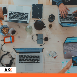 Widok z góry na stół z laptopami, kalkulatorem i dokumentami – szkolenie KSeF wymogi procedury i bieżące problemy