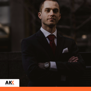 Pewny siebie mężczyzna w garniturze ze skrzyżowanymi rękami – szkolenie Księgowość przyszłości Cyfryzacja procesów i sztuczna inteligencja Krynica Zdrój