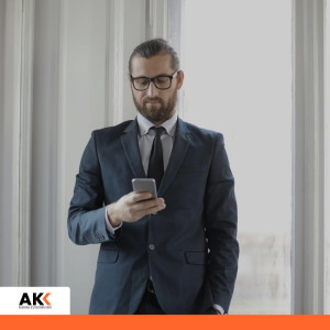 Elegancki mężczyzna w garniturze korzysta ze smartfona – szkolenie Księgowość przyszłości Cyfryzacja procesów i sztuczna inteligencja Zakopane