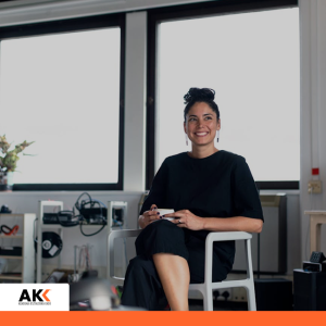 Uśmiechnięta kobieta siedząca w nowoczesnym biurze z tabletem w dłoniach – szkolenie Podatkowy Kompas 2026 Tomaszów Lubelski