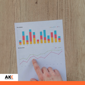 Dłoń wskazująca na wykresy finansowe na wydrukowanym raporcie – szkolenie Przegląd podatkowy 2026 Wisła