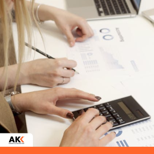 Specjalista ds deklaracji podatkowych przygotowuje dokumenty PIT