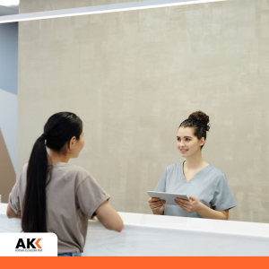 pracownik medycyny pracy rozmawia w rejestracji w pacjentką