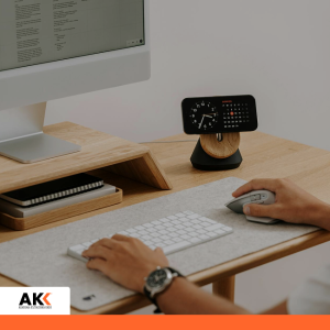 Nowoczesne stanowisko pracy z komputerem, symbolizujące analizę danych i pracy w obszarze podatków.