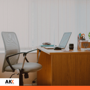 Biurko z laptopem i dokumentami, obrazujące cyfrowe środowisko pracy w sektorze medycznym.