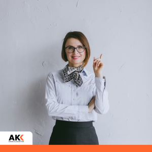 Pracownik działu kadr w pokularach i eleganckiej koszuli usmiecha się z pewnością siebie i patrzy prze siebie