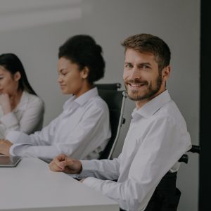 Zespół specjalistów HR podczas szkolenia z prawa pracy – profesjonalna edukacja w Akademii Kształcenia Kadr.