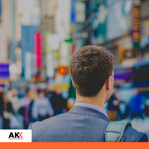 Mężczyzna stojący tyłem na tle miejskiej ulicy – szkolenie Umowy zatrudnienie i akta osobowe bez tajemnic