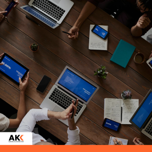 Widok z góry na zespół pracujący przy laptopach i tabletach przy drewnianym stole – szkolenie Prawo Pracy 2026 Wisła