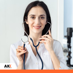 Uśmiechnieta lekarka ze stetoskopem patrzy się przed siebie